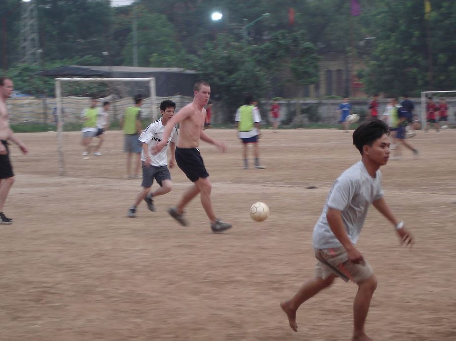 trẻ em chơi bóng đá